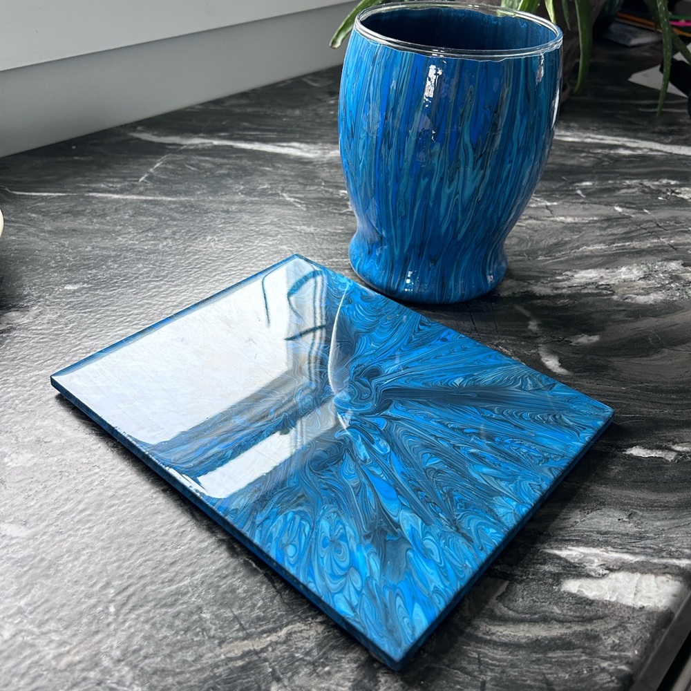 Blue Swirl Art Hot Plate & Vase